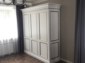 Белый трехдверный шкаф для одежды с карнизом