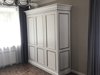 Белый трехдверный шкаф для одежды с карнизом